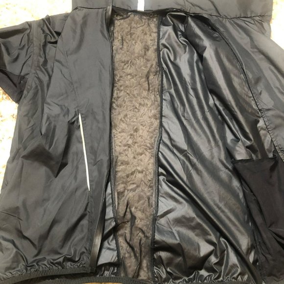 Sz M Under Armour All Season Gear Raincoat Running Jacket Removable Sleeves - Picture 3 of 5